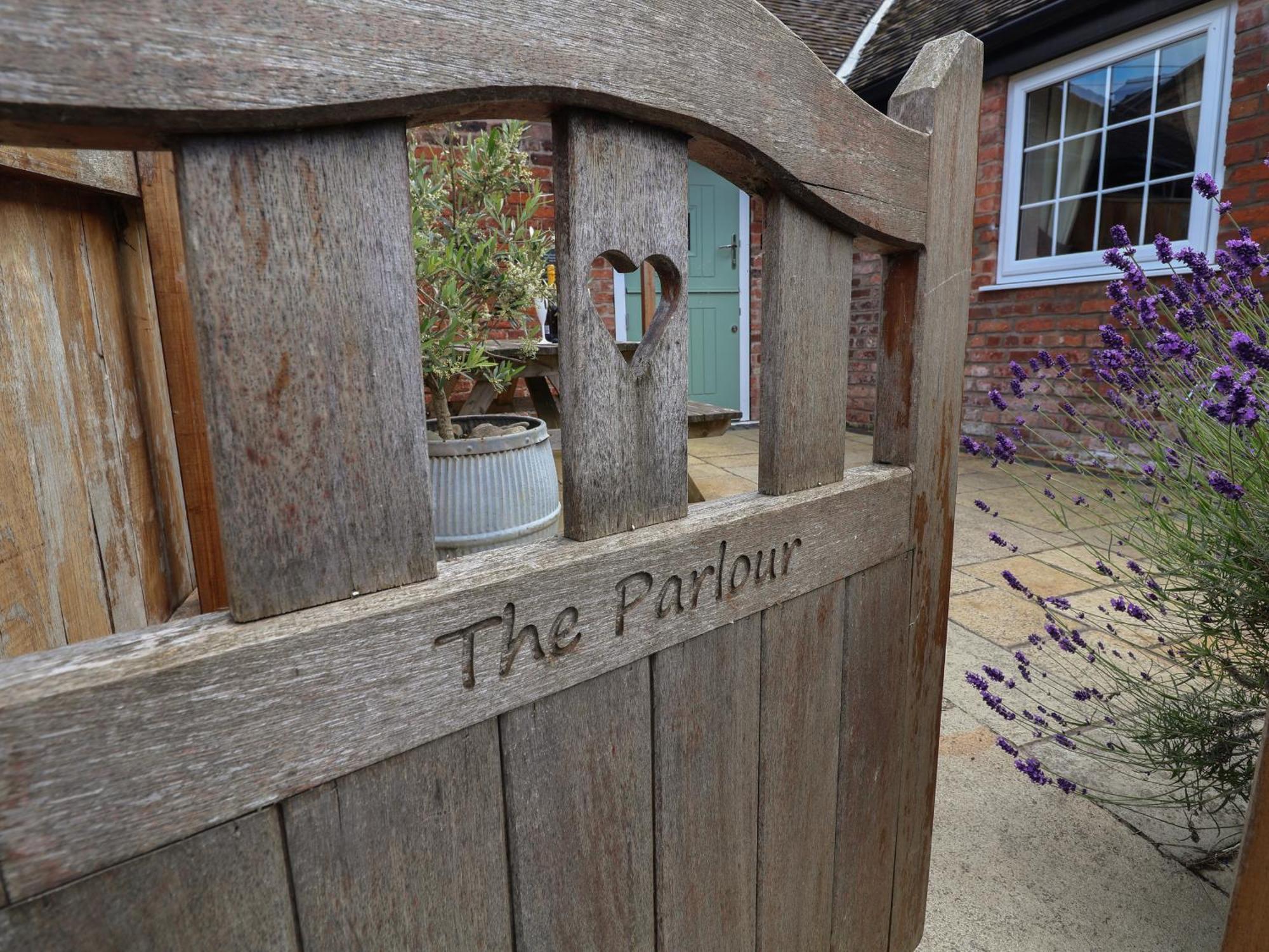 The Parlour Villa Chester Bagian luar foto
